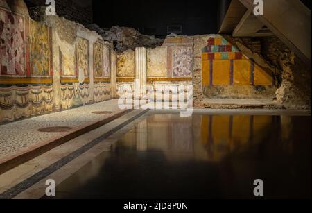 Fresko- und Mosaikdekoration des republikanischen Heiligtums im Archäologischen Park von Brescia, Brixia, Brescia, lombardei in Norditalien. Stockfoto