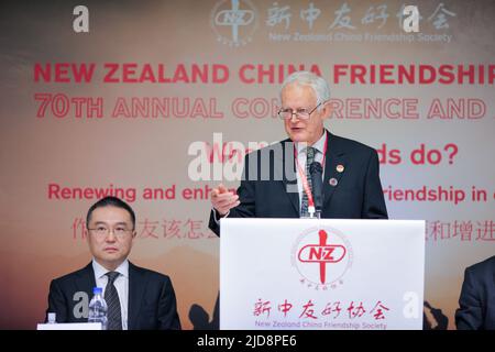 (220619) -- AUCKLAND, 19. Juni 2022 (Xinhua) -- Dave Bromwich, Präsident der New Zealand China Friendship Society (NZCFS), spricht auf der jährlichen Konferenz der NZCFS in Auckland, Neuseeland, am 18. Juni 2022. Das Jahr 2022 markiert den 50.. Jahrestag der Aufnahme diplomatischer Beziehungen zwischen China und Neuseeland. In diesem Jahr jährt sich auch der 70.. Jahrestag der Gründung der NZCFS, dem Vermächtnis der Rewi Alley. (NZCFS/Handout über Xinhua) Stockfoto