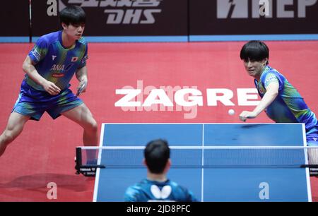 Zagreb, Kroatien. 19.. Juni 2022. ZAGREB, KROATIEN - 19. JUNI: UDA Yukiya und TOGAMI Shunsuke aus Japan treten beim WTT Contender Zagreb 2022 Men's Doubles Final gegen JANG Woojin und CHO Daeseong aus Korea am 19. Juni 2022 in der Dom Sportova Hall in Zagreb, Kroatien, gegeneinander an. Foto: Sanjin Strukic/PIXSELL Credit: Pixsell Foto- und Videoagentur/Alamy Live News Stockfoto