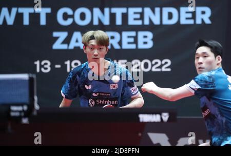 Zagreb, Kroatien. 19.. Juni 2022. ZAGREB, KROATIEN - 19. JUNI: JANG Woojin und CHO Daeseong aus Korea treten beim WTT Contender Zagreb 2022 Men's Doubles Final gegen UDA Yukiya und TOGAMI Shunsuke aus Japan am 19. Juni 2022 in der Dom Sportova Hall in Zagreb, Kroatien, gegeneinander an. Foto: Sanjin Strukic/PIXSELL Credit: Pixsell Foto- und Videoagentur/Alamy Live News Stockfoto
