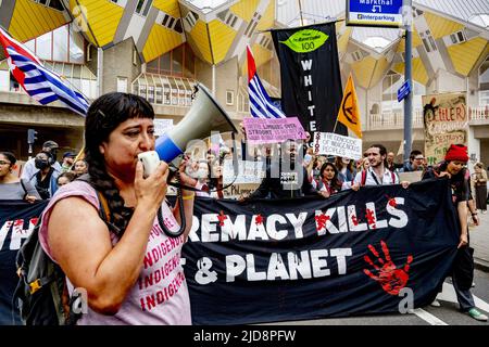 2022-06-19 13:58:43 ROTTERDAM - Teilnehmer während des klimamarsches. Mit dem marsch sprachen sich die Demonstranten gegen fossile Brennstoffe und den Krieg in der Ukraine aus. ANP ROBIN UTRECHT niederlande Out - belgien Out Stockfoto