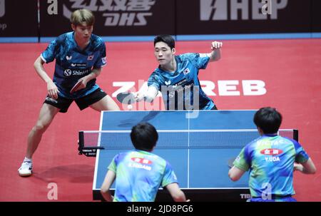 Zagreb, Kroatien. 19.. Juni 2022. ZAGREB, KROATIEN - 19. JUNI: JANG Woojin und CHO Daeseong aus Korea treten beim WTT Contender Zagreb 2022 Men's Doubles Final gegen UDA Yukiya und TOGAMI Shunsuke aus Japan am 19. Juni 2022 in der Dom Sportova Hall in Zagreb, Kroatien, gegeneinander an. Foto: Sanjin Strukic/PIXSELL Credit: Pixsell Foto- und Videoagentur/Alamy Live News Stockfoto