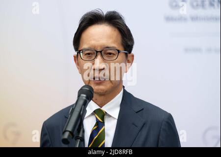 Bonn, Deutschland. 19.. Juni 2022. Yuji Sasaki, Vizeminister für Politikkoordination, Ministerium für Inneres und Kommunikation, gibt vor dem Treffen der Medienminister aus den G7 Ländern eine Erklärung ab. Quelle: Henning Kaiser/dpa/Alamy Live News Stockfoto