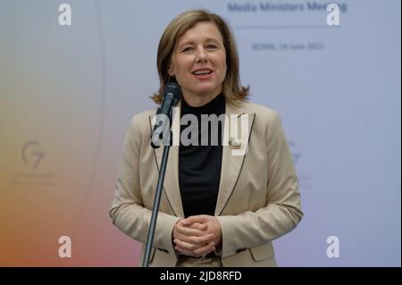 Bonn, Deutschland. 19.. Juni 2022. Vera Jourova, Vizepräsidentin der EU-Kommission und Kommissarin für Werte und Transparenz, gibt vor dem Treffen der Medienminister aus den G7 Ländern eine Erklärung ab. Quelle: Henning Kaiser/dpa/Alamy Live News Stockfoto