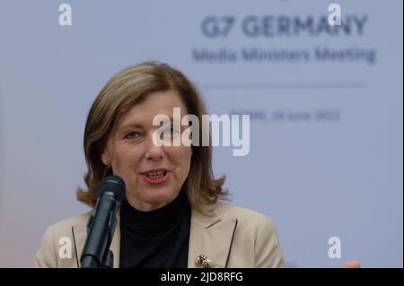 Bonn, Deutschland. 19.. Juni 2022. Vera Jourova, Vizepräsidentin der EU-Kommission und Kommissarin für Werte und Transparenz, gibt vor dem Treffen der Medienminister aus den G7 Ländern eine Erklärung ab. Quelle: Henning Kaiser/dpa/Alamy Live News Stockfoto