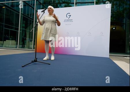 Bonn, Deutschland. 19.. Juni 2022. Claudia Roth (Bündnis 90/die Grünen), Staatsministerin für Kultur und Medien, gibt vor dem Treffen der Medienminister aus den G7 Ländern eine Erklärung ab. Quelle: Henning Kaiser/dpa/Alamy Live News Stockfoto