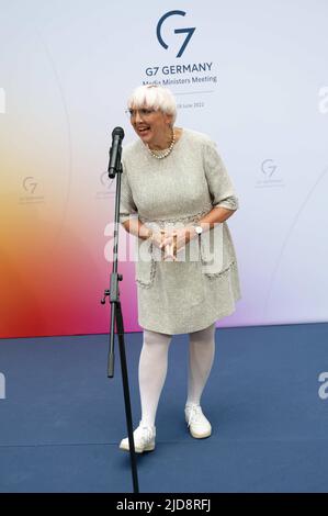 Bonn, Deutschland. 19.. Juni 2022. Claudia Roth (Bündnis 90/die Grünen), Staatsministerin für Kultur und Medien, gibt vor dem Treffen der Medienminister aus den G7 Ländern eine Erklärung ab. Quelle: Henning Kaiser/dpa/Alamy Live News Stockfoto