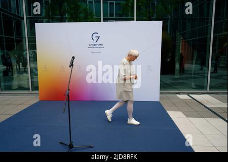 Bonn, Deutschland. 19.. Juni 2022. Claudia Roth (Bündnis 90/die Grünen), Staatsministerin für Kultur und Medien, gibt vor dem Treffen der Medienminister aus den G7 Ländern eine Erklärung ab. Quelle: Henning Kaiser/dpa/Alamy Live News Stockfoto