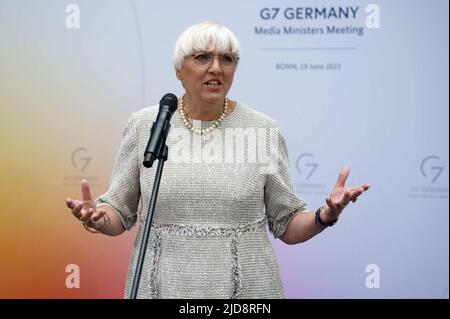 Bonn, Deutschland. 19.. Juni 2022. Claudia Roth (Bündnis 90/die Grünen), Staatsministerin für Kultur und Medien, gibt vor dem Treffen der Medienminister aus den G7 Ländern eine Erklärung ab. Quelle: Henning Kaiser/dpa/Alamy Live News Stockfoto