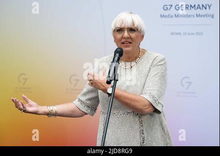 Bonn, Deutschland. 19.. Juni 2022. Claudia Roth (Bündnis 90/die Grünen), Staatsministerin für Kultur und Medien, gibt vor dem Treffen der Medienminister aus den G7 Ländern eine Erklärung ab. Quelle: Henning Kaiser/dpa/Alamy Live News Stockfoto