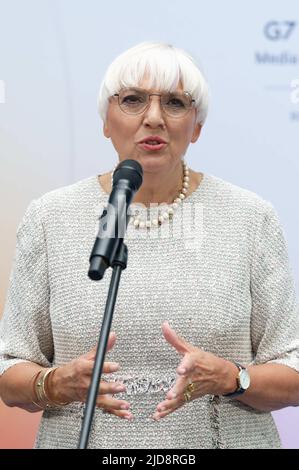 Bonn, Deutschland. 19.. Juni 2022. Claudia Roth (Bündnis 90/die Grünen), Staatsministerin für Kultur und Medien, gibt vor dem Treffen der Medienminister aus den G7 Ländern eine Erklärung ab. Quelle: Henning Kaiser/dpa/Alamy Live News Stockfoto