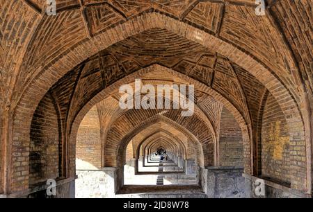 Allah-Verdi-Khan-Brücke in Isfahan, Iran. Auf personal heißt sie Si-o-se Pol. Die Brücke hat zwei Etagen und überspannt den Zayandeh Rud. Die Brücke hat 33 Bögen. Die Konstruktion ist ein Meisterwerk islamischer Architektur und erinnert an eine Kathedrale oder Moschee. Unten fließt of Si-o-se Pol. Stockfoto