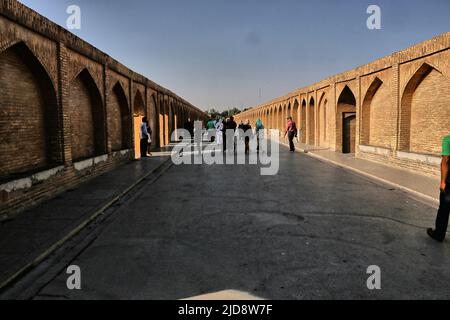 Allah-Verdi-Khan-Brücke in Isfahan, Iran. Auf personal heißt sie Si-o-se Pol. Die Brücke hat zwei Etagen und überspannt den Zayandeh Rud. Die Brücke hat 33 Bögen und ist für den Autoverkehr gesperrt Stockfoto
