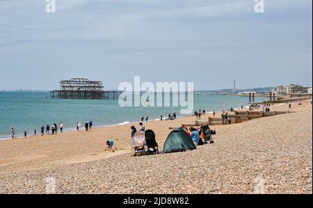 Brighton Großbritannien 19.. Juni 2022 - der Strand von Brighton ist heute mittags viel ruhiger, da sich das kühlere Wetter nach der kürzlichen Hitzewelle in ganz Großbritannien ausbreitet. : Credit Simon Dack / Alamy Live News Stockfoto