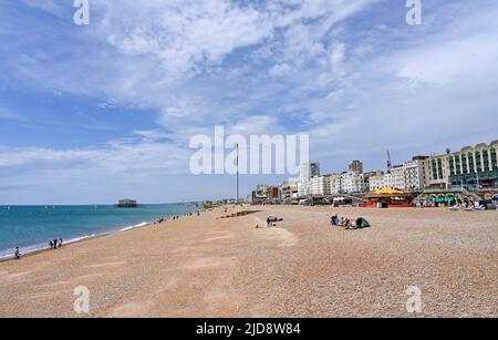 Brighton Großbritannien 19.. Juni 2022 - der Strand von Brighton ist heute mittags viel ruhiger, da sich das kühlere Wetter nach der kürzlichen Hitzewelle in ganz Großbritannien ausbreitet. : Credit Simon Dack / Alamy Live News Stockfoto