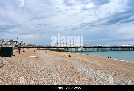 Brighton Großbritannien 19.. Juni 2022 - der Strand von Brighton ist heute mittags viel ruhiger, da sich das kühlere Wetter nach der kürzlichen Hitzewelle in ganz Großbritannien ausbreitet. : Credit Simon Dack / Alamy Live News Stockfoto