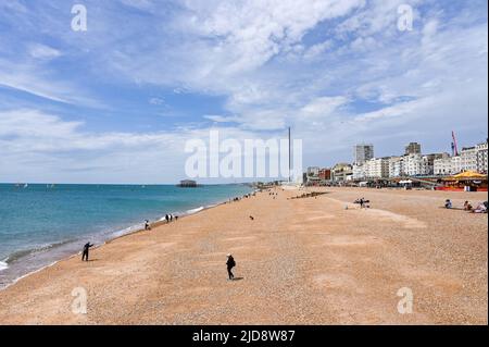 Brighton Großbritannien 19.. Juni 2022 - der Strand von Brighton ist heute mittags viel ruhiger, da sich das kühlere Wetter nach der kürzlichen Hitzewelle in ganz Großbritannien ausbreitet. : Credit Simon Dack / Alamy Live News Stockfoto