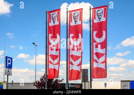 Baranow, Polen - 3. Juni 2022: Flaggen mit Logo der KFC, der amerikanischen Fast-Food-Kette in Polen. Europa Stockfoto