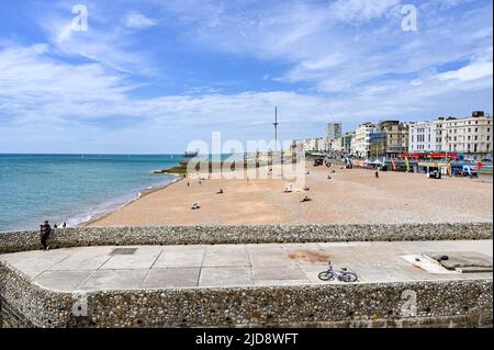 Brighton Großbritannien 19.. Juni 2022 - der Strand von Brighton ist heute mittags viel ruhiger, da sich das kühlere Wetter nach der kürzlichen Hitzewelle in ganz Großbritannien ausbreitet. : Credit Simon Dack / Alamy Live News Stockfoto