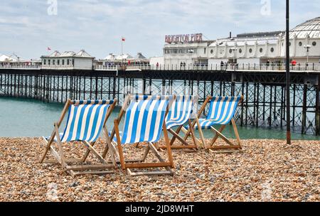 Brighton Großbritannien 19.. Juni 2022 - der Strand von Brighton ist heute mittags viel ruhiger, da sich das kühlere Wetter nach der kürzlichen Hitzewelle in ganz Großbritannien ausbreitet. : Credit Simon Dack / Alamy Live News Stockfoto