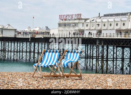 Brighton Großbritannien 19.. Juni 2022 - der Strand von Brighton ist heute mittags viel ruhiger, da sich das kühlere Wetter nach der kürzlichen Hitzewelle in ganz Großbritannien ausbreitet. : Credit Simon Dack / Alamy Live News Stockfoto