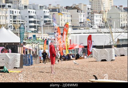 Brighton Großbritannien 19.. Juni 2022 - der Strand von Brighton ist heute mittags viel ruhiger, da sich das kühlere Wetter nach der kürzlichen Hitzewelle in ganz Großbritannien ausbreitet. : Credit Simon Dack / Alamy Live News Stockfoto