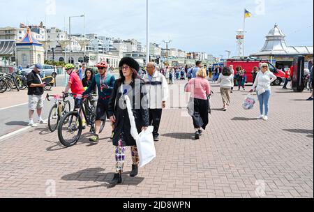 Brighton Großbritannien 19.. Juni 2022 - heute mittags haben sich Besucher in warme Kleidung an der Strandpromenade von Brighton eingewickelt, da sich nach der kürzlichen Hitzewelle in ganz Großbritannien kühleres Wetter ausbreitet. : Credit Simon Dack / Alamy Live News Stockfoto