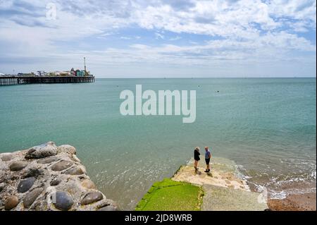 Brighton Großbritannien 19.. Juni 2022 - der Strand von Brighton ist heute mittags viel ruhiger, da sich das kühlere Wetter nach der kürzlichen Hitzewelle in ganz Großbritannien ausbreitet. : Credit Simon Dack / Alamy Live News Stockfoto