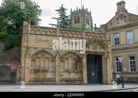 Kunstvolle Treppeneinfahrt zur Bradford Cathedral an der Bolton Roadin Bradford, West Yorkshire, England. Stockfoto