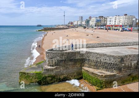 Brighton Großbritannien 19.. Juni 2022 - der Strand von Brighton ist heute mittags viel ruhiger, da sich das kühlere Wetter nach der kürzlichen Hitzewelle in ganz Großbritannien ausbreitet. : Credit Simon Dack / Alamy Live News Stockfoto