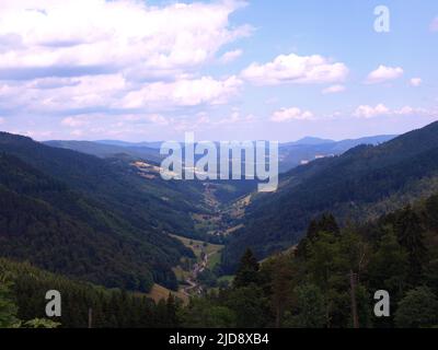 Weit und breit, tief und majestätisch, ein Blick am Horizont des atemberaubenden Elsass-Tals unter dem klaren blauen Himmel und der dramatischen Wolkenbildung. Stockfoto