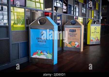 Reihe von Recyclingbehältern für verschiedene Abfälle am internationalen Flughafen von Cork Stockfoto