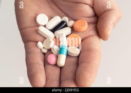 Nahaufnahme der Hand mit farbenfrohen Medikamentenpillen Stockfoto