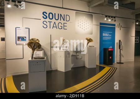 Gesamtansicht eines Ausstellungsbereichs (Sound Stage) im National Science and Media Museum in Bradford, West Yorkshire, Großbritannien. Stockfoto