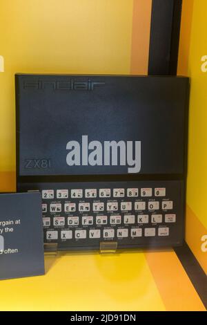 Der ZX81 Sinclair (1981) Heimcomputer, der von Sinclair Research produziert wurde, ist in einem Medienmuseum zu sehen. Stockfoto