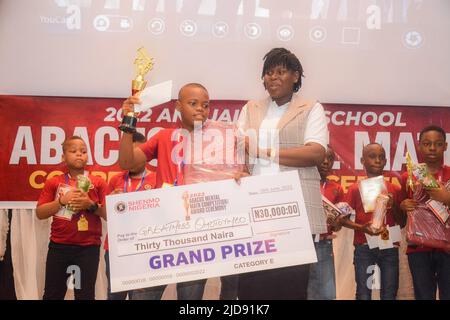 Port Harcourt, Nigeria. 18.. Juni 2022. Ein preisgekrönter Student posiert für ein Foto bei einem Abacus-Mathematik-Wettbewerb in Port Harcourt, Nigeria, am 18. Juni 2022. Quelle: Joshua Johnson/Xinhua/Alamy Live News Stockfoto