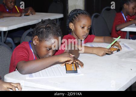 Port Harcourt, Nigeria. 18.. Juni 2022. Die Schüler nehmen am 18. Juni 2022 an einem Abacus-Mental-Mathe-Wettbewerb in Port Harcourt, Nigeria, Teil. Quelle: Joshua Johnson/Xinhua/Alamy Live News Stockfoto