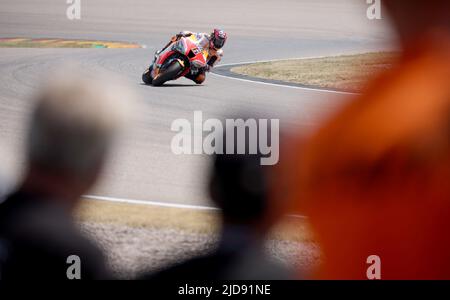Hohenstein Ernstthal, Deutschland. 19.. Juni 2022. Motorsport/Motorrad: Großer Preis von Deutschland, MotoGP, Rennen, Stefan Bradl aus Deutschland vom Repsol Honda Team fährt auf der Strecke. Quelle: Jan Woitas/dpa/Alamy Live News Stockfoto