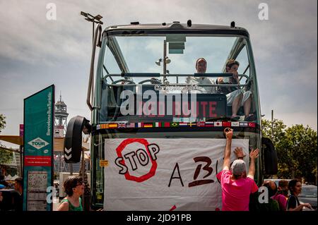 Barcelona, Spanien. 19.. Juni 2022. Während eines Protestes gegen den Massentourismus in der Stadt blockieren die Bewohner von Barcelona einen Touristenbus auf der Strecke. Quelle: Jordi Boixareu/Alamy Live News Stockfoto