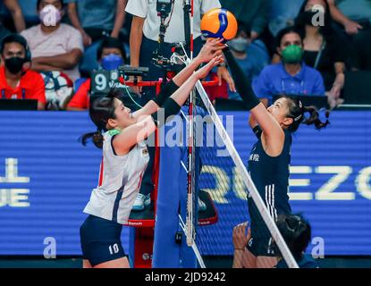 Quezon City. 19.. Juni 2022. Ding Xia (R) aus China steht am 19. Juni 2022 mit Inoue Arisa aus Japan während des Spiels der FIVB Volleyball Nations League Women's Pool 4 in Quezon City, Philippinen, auf. Quelle: Rouelle Umali/Xinhua/Alamy Live News Stockfoto