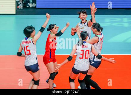 Quezon City. 19.. Juni 2022. Die Spieler Japans feiern am 19. Juni 2022 beim Spiel FIVB Volleyball Nations League Women's Pool 4 zwischen China und Japan in Quezon City auf den Philippinen. Quelle: Rouelle Umali/Xinhua/Alamy Live News Stockfoto