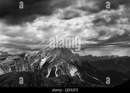 Sonnenlicht auf dem Monte Antelao. Wolkenlandschaft, dramatischer Himmel. Cadore Valley. Venetien. Italienische Alpen. Europa. Stockfoto