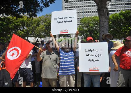 Tunis, Tunesien. 19.. Juni 2022. Tunis Tunesien, 19. Juni 2022 die Nationale Heilsfront organisiert einen protestmarsch zur Verteidigung der Demokratie und zum Protest gegen die Putschisten-Macht, die als Ausgangspunkt die Passage in der Innenstadt von Tunis nehmen wird. Gegen das Stadttheater ab 10 Uhr morgens.die Pressemitteilung der Salvation Front bezeichnet den von Karthago angekündigten Dialog als "Schauspiel" und das Referendum vom 25. Juli als "undurchführbar, weil es dazu bestimmt ist, eine autoritäre Macht durchzusetzen". Foto von Yassine Mahjoub. (Bild: © Chokri Mahjoub/ZUMA Press Wire) Stockfoto