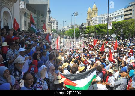 Tunis, Tunesien. 19.. Juni 2022. Tunis Tunesien, 19. Juni 2022 die Nationale Heilsfront organisiert einen protestmarsch zur Verteidigung der Demokratie und zum Protest gegen die Putschisten-Macht, die als Ausgangspunkt die Passage in der Innenstadt von Tunis nehmen wird. Gegen das Stadttheater ab 10 Uhr morgens.die Pressemitteilung der Salvation Front bezeichnet den von Karthago angekündigten Dialog als "Schauspiel" und das Referendum vom 25. Juli als "undurchführbar, weil es dazu bestimmt ist, eine autoritäre Macht durchzusetzen". Foto von Yassine Mahjoub. (Bild: © Chokri Mahjoub/ZUMA Press Wire) Stockfoto