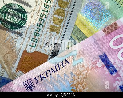 Geldwechsel: Nahaufnahme von USD-, Euro- und ukrainischen Griwna-Banknoten Stockfoto