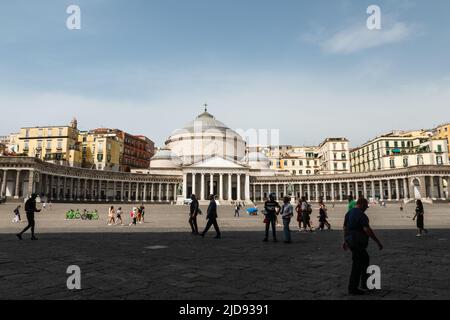 Neapel, Italien. 27.Mai 2022. Piazza del Plebiscito in Neapel, Italien an einem Sommertag mit Menschen auf dem Platz Stockfoto
