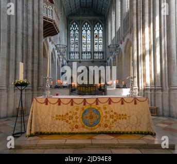 St. Edmundsbury Cathedral, Angel Hill, Bury St Edmunds, Suffolk, England, Großbritannien - Innenansicht mit Hochaltar und Chor Stockfoto