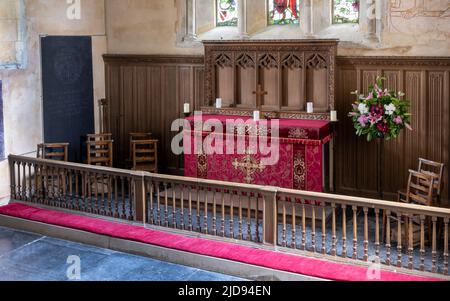 St Mary's Church - Ickworth Church - ehemalige Pfarrkirche im Ickworth Park, in der Nähe von Bury St Edmunds, Suffolk, England, Großbritannien. - Blick auf den Altar. Stockfoto