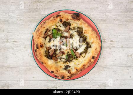 Italienische handgemachte frische Pizza auf Holztisch mit Blick in den hohen Winkel Stockfoto