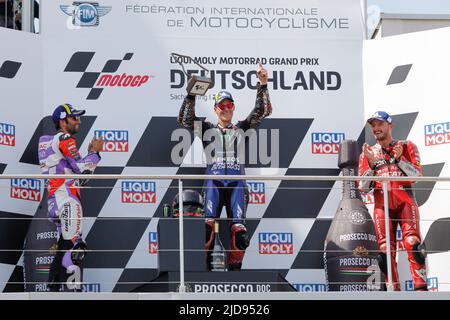 Hohenstein Ernstthal, Deutschland. Juni 19. 2022. MotoGP Liqui Moly Motorrad Grand Prix Deutschland auf dem Sachsenring, Hohenstein-Ernstthal, Deutschland. Im Bild: Fabio Quartararo (FRA) von Monster Energy Yamaha MotoGP (Platz 1.), Johann Zarco (FRA) von Prima Pramac Racing (Platz 2.) und Jack Miller (AUS) vom Ducati Lenovo Team (3.) auf dem Podium Credit: Piotr Zajac/Alamy Live News Stockfoto